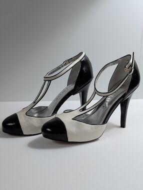 White House Black Market Black and White Heels Size 8